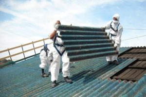 Operai al lavoro per la bonifica di un tetto in amianto