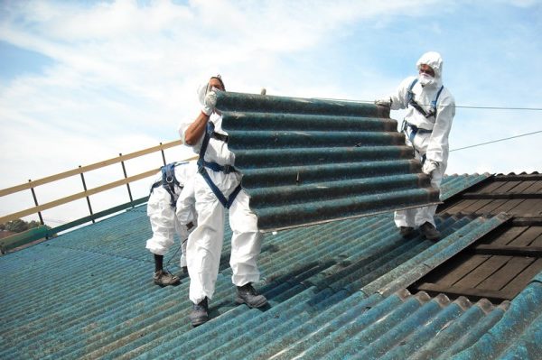 Operai al lavoro per la bonifica di un tetto in amianto